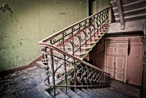 Заброшенный особняк с музеем. 01