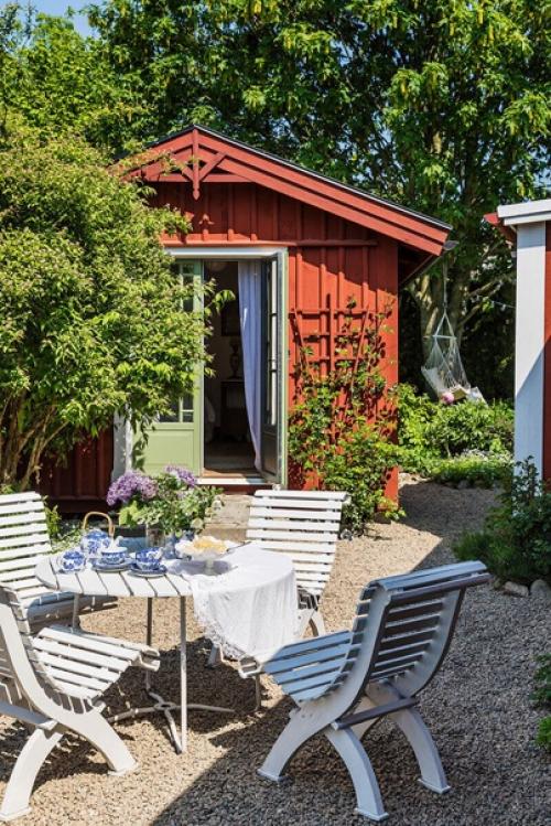 Скандинавы знают, как украсить не только свои дома, ведь когда дело доходит до их летних домиков и дач они справляются точно не хуже. 01