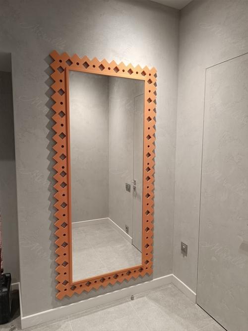 Наш недавний крупный проект, в котором интерьеры частного дома украсили зеркала в единой стилистике. 08