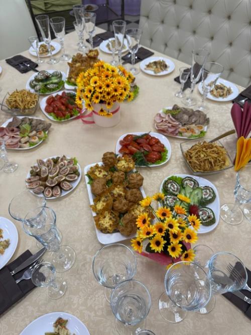 Наш банкетный зал - это именно то пространство, которое вы ищете для проведения своего мероприятия. 03