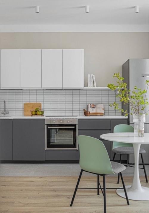 Эта квартира - образец традиционного сканди: дизайнер оформила интерьер в светлых тонах и добавила лаконичную мебель (65 кв. 01