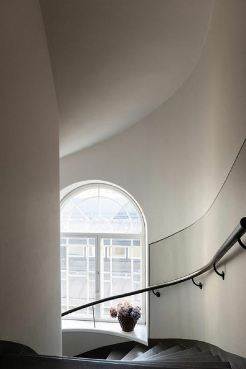 Мягкий, элегантный интерьер светлой квартиры в старом доме в Стокгольме. 07