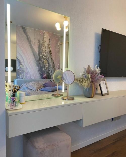 Красивое оформление стены в изголовье кровати. 02