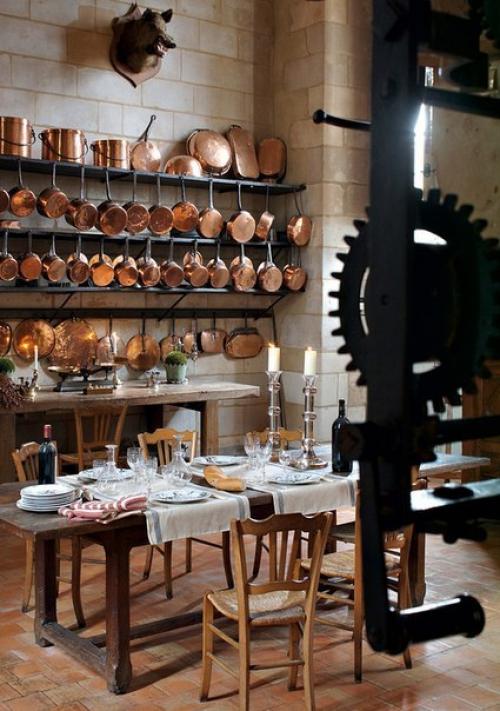 Замок монжоффруа.  Замок монжоффруа, расположенный неподалеку от анжера - усадьба маршала контада в долине Луары, департамент мен и Луара.