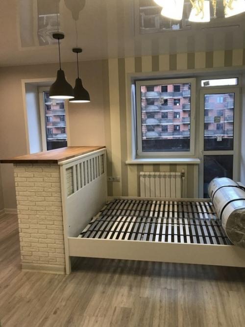 В такой маленькой смарт- квартире удалось разместить практически полноценную кухню. 02