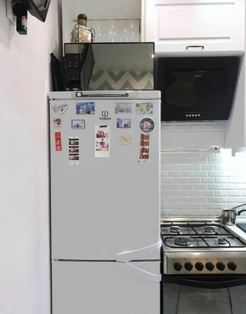 Решили, что маленькая кухня - не повод опускать руки и обращаться к стандартным скучным идеям интерьера. 01