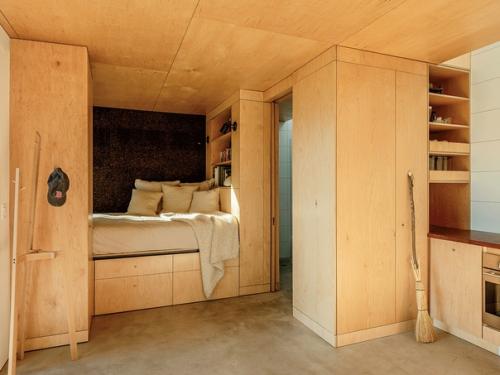 Домик под названием Маленький Лист стоит прямо на тропе, на склоне лесного холма, где почти никогда не бывают посторонние. 02