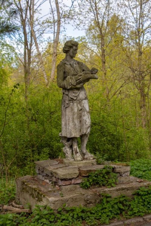 Сразу за ансамблем музея - заповедника Ораниенбаум дача Максимова - это дом 1892 года постройки, федеральный памятник. 02