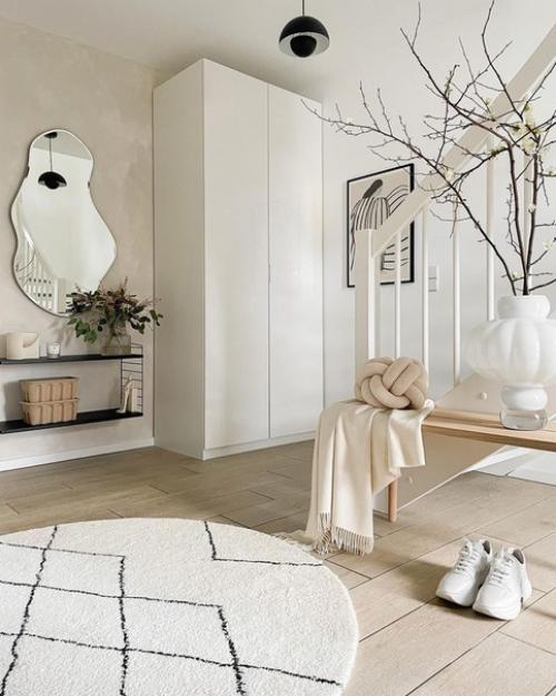 Секрет этого светлого и нежного интерьера заключается в использовании естественного света, светлых цветов и натуральных элементов. 02