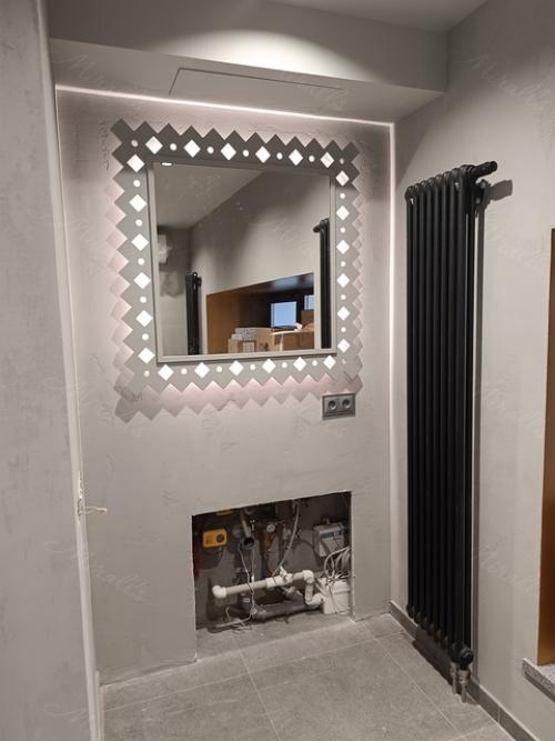 Наш недавний крупный проект, в котором интерьеры частного дома украсили зеркала в единой стилистике. 06