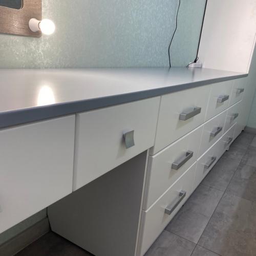 Уютная и функциональная спальня с множеством мест хранения. 05