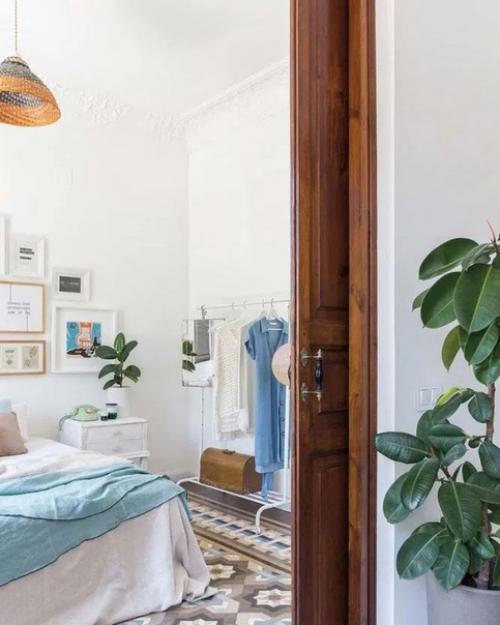 Нежная квартира в Англии с настоящим средиземноморским духом: белые стены, светлое дерево, голубые элементы, напоминающие о морском бризе. 04