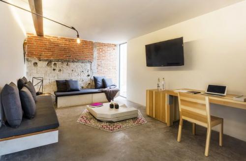 Отель Carlota в мехико был долгое время заброшен, а затем элегантно реконструирован студией JSa. 02