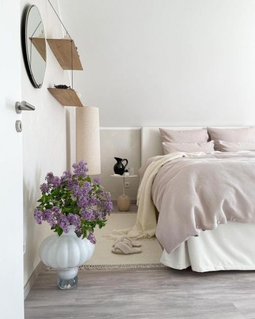 Секрет этого светлого и нежного интерьера заключается в использовании естественного света, светлых цветов и натуральных элементов. 01