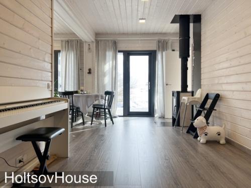 А вот и интерьеры растущего дома из 4 модулей в планировке с модулем прихожей. 01