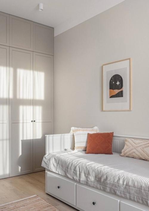 Эта квартира - образец традиционного сканди: дизайнер оформила интерьер в светлых тонах и добавила лаконичную мебель (65 кв. 06