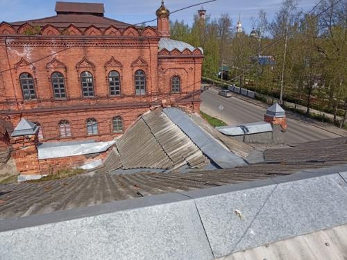 Дом купца первова постепенно просыхает после весеннего потопа. 09