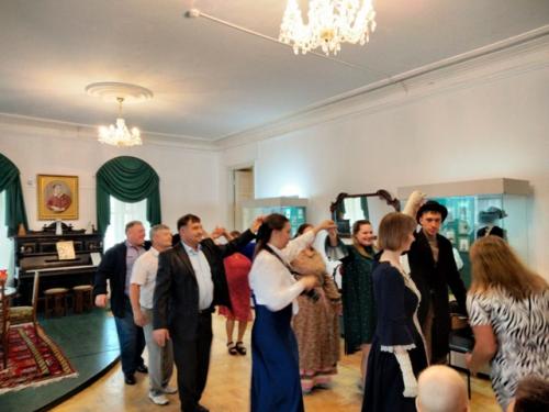 В гостиной усадьбы Березиных состоялся бал, приуроченный к 35-летию свадьбы Валерия и Светланы. 03