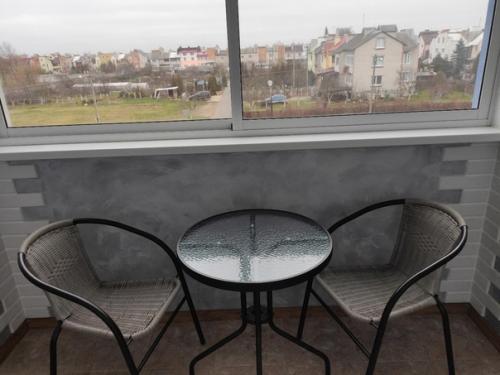 Мы создали такую обстановку в нашей однокомнатной квартире, которая идеально сочетается с нашим вкусом и выглядит гармонично. 09