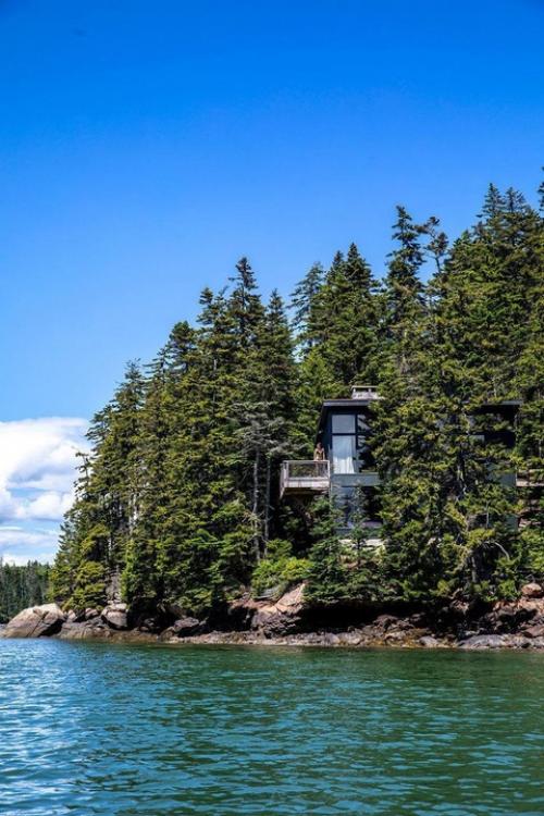 Современный коттедж на скале с историей. 01