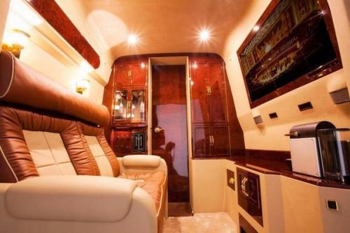 Разное люксовый микроавтобус от Lexani Motorcars с двумя Ipad, Mac Mini и Apple TV обойдется в 32, 5 млн рублей. 04