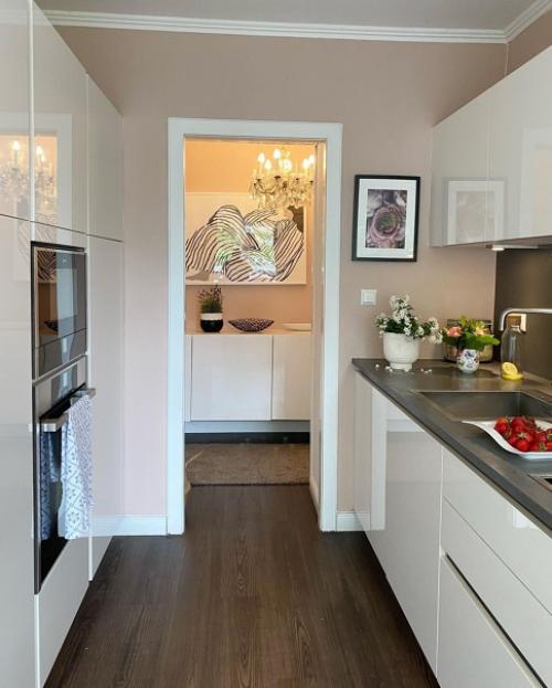 Каждая комната этой немецкой квартиры свой цветовой акцент имеет. 06