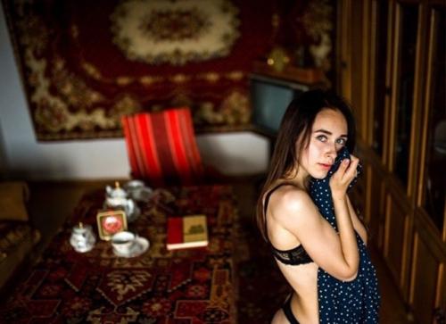 Классический бабушатник и девушка. 03