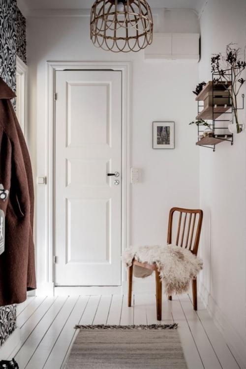 Скандинавская квартира, оформленная в мягких оттенках, но с активными обоями и зелёными стульями. 05