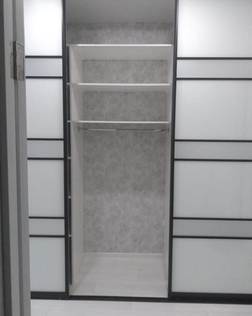 До ремонт тут у нас стояла стандартная прихожка и комод. 01