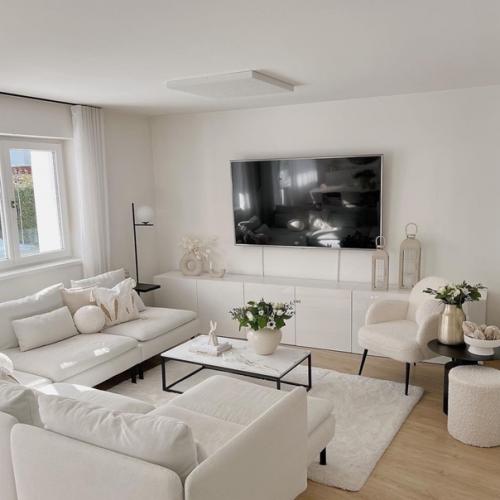 Минимализм.  Большинство декора для фотосессии, так что мы представляем интерьер без этих вазочек, хоть с ними и уютно. 03