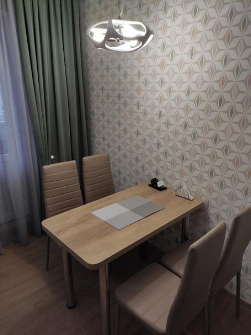 Мы создали такую обстановку в нашей однокомнатной квартире, которая идеально сочетается с нашим вкусом и выглядит гармонично. 02