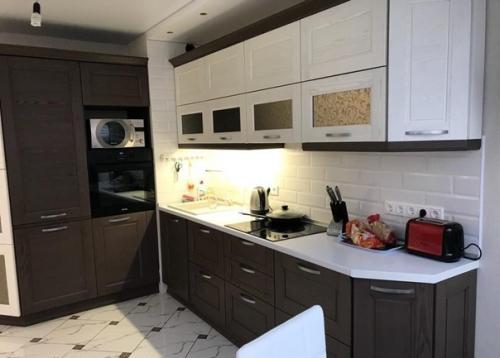 Вы только обратите внимание на размеры дивана в гостиной. 06