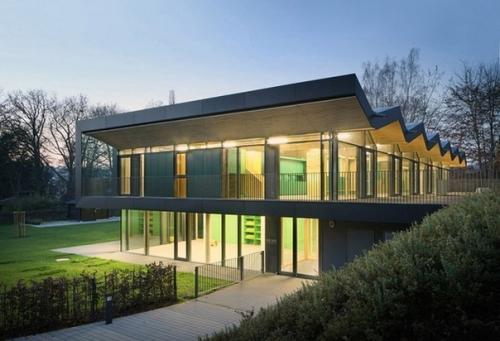 Детский сад, построенный на исторической территории в марбурге, тесно связан с традициями этого университетского города. 03