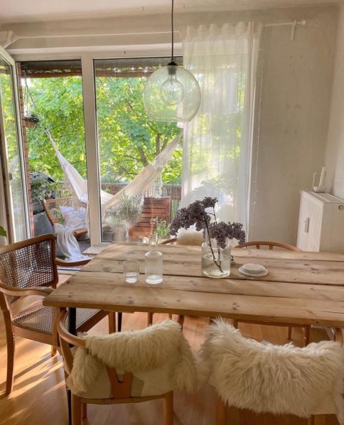 Интересный интерьер квартиры в скандинавском стиле, где на каждом фото представлена гармоничная композиция. 02