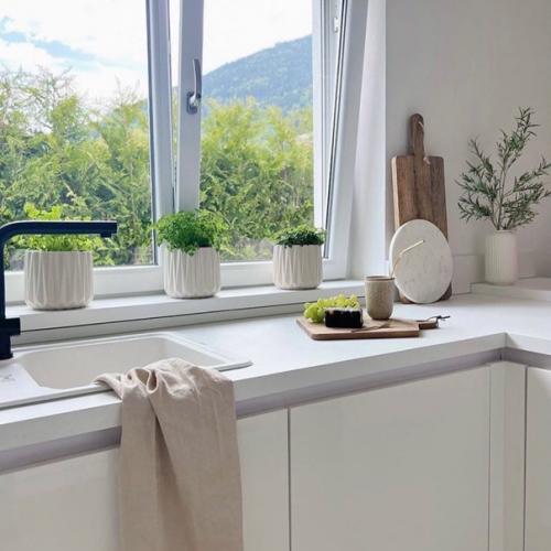 Минимализм.  Большинство декора для фотосессии, так что мы представляем интерьер без этих вазочек, хоть с ними и уютно. 05