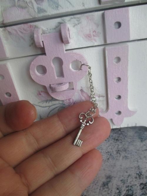 Деревянный сундучок выполненный в стиле шебби шик. 06