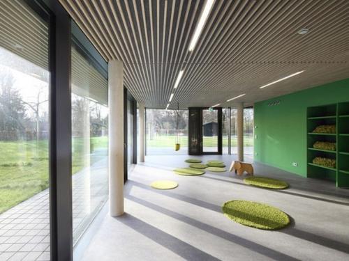 Детский сад, построенный на исторической территории в марбурге, тесно связан с традициями этого университетского города. 04