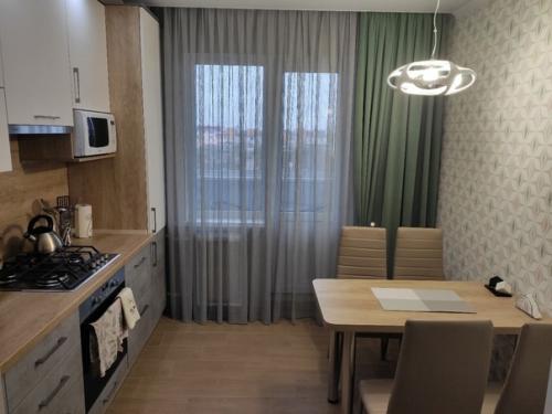 Мы создали такую обстановку в нашей однокомнатной квартире, которая идеально сочетается с нашим вкусом и выглядит гармонично. 04