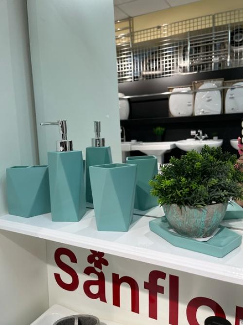 Ванную комнату мы несколько раз в день посещаем. 04