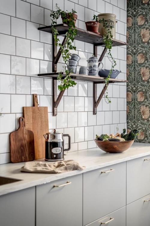 Скандинавская квартира, оформленная в мягких оттенках, но с активными обоями и зелёными стульями. 04