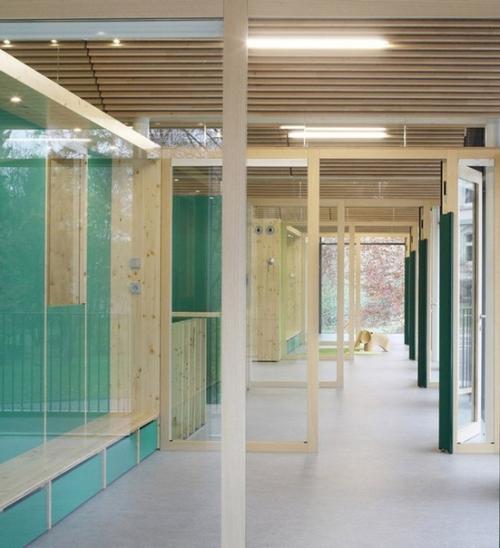 Детский сад, построенный на исторической территории в марбурге, тесно связан с традициями этого университетского города. 08