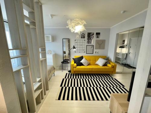 Свежий и яркий дизайн квартиры, где большинство вещей в интерьере куплены в одном магазине, как вы думаете, в каком. 01