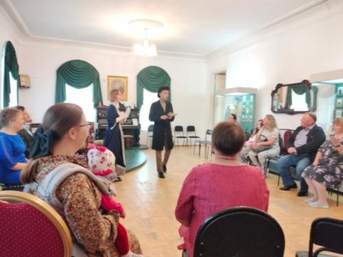 В гостиной усадьбы Березиных состоялся бал, приуроченный к 35-летию свадьбы Валерия и Светланы. 01