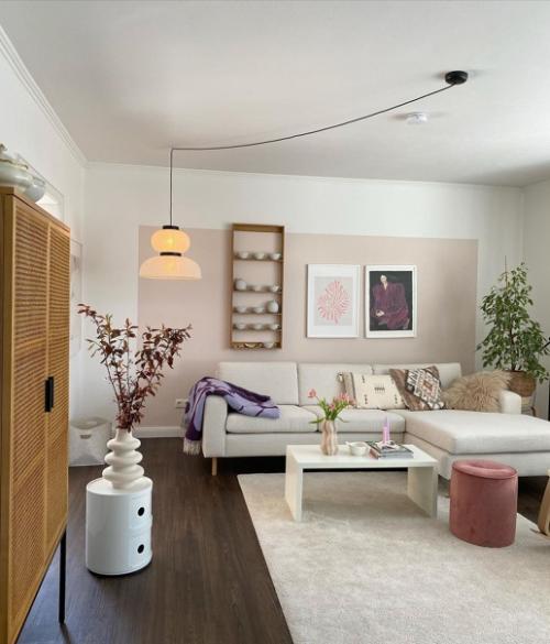 Каждая комната этой немецкой квартиры свой цветовой акцент имеет. 01