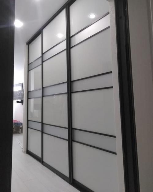 До ремонт тут у нас стояла стандартная прихожка и комод. 06