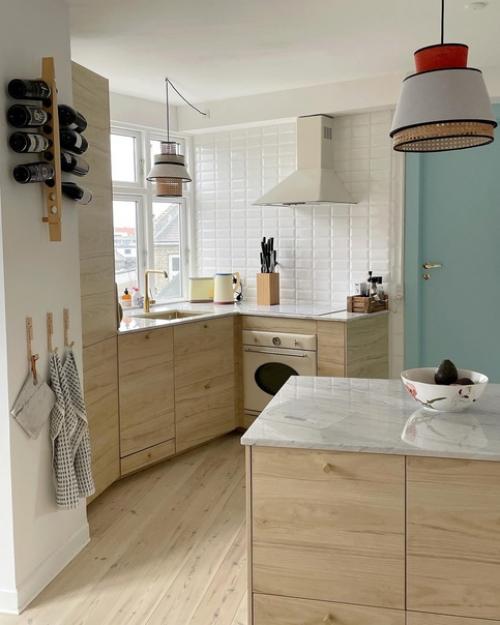 Добро пожаловать в датский дом Эмили, цветовая гамма которого прекрасно подходит для летнего оформления интерьера. 01