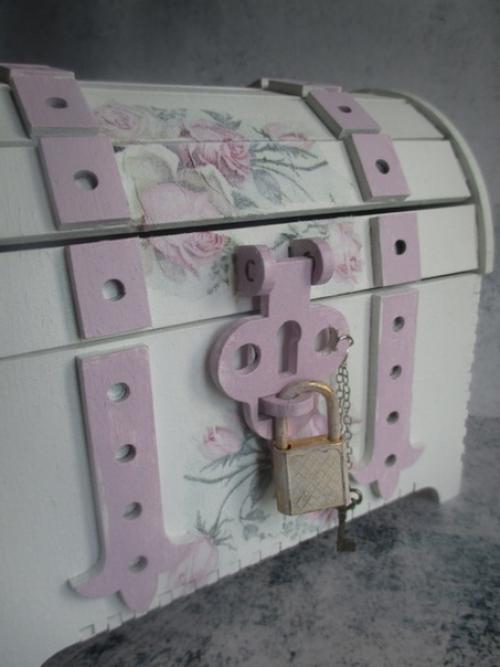 Деревянный сундучок выполненный в стиле шебби шик. 05