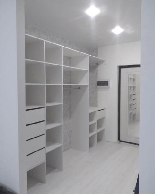 До ремонт тут у нас стояла стандартная прихожка и комод. 05