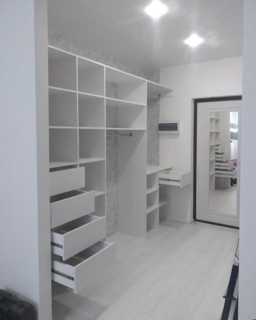 До ремонт тут у нас стояла стандартная прихожка и комод. 03