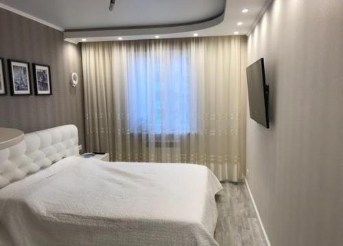 Вы только обратите внимание на размеры дивана в гостиной. 01